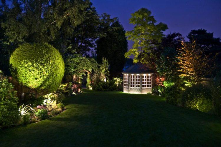Come illuminare il giardino con i faretti da esterno a led Lampade giardino led
