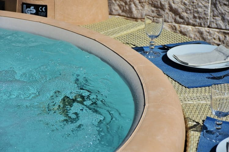 Costruire una piscina idromassaggio. ecco tutti i modelli da scegliere Come costruire una vasca idromassaggio